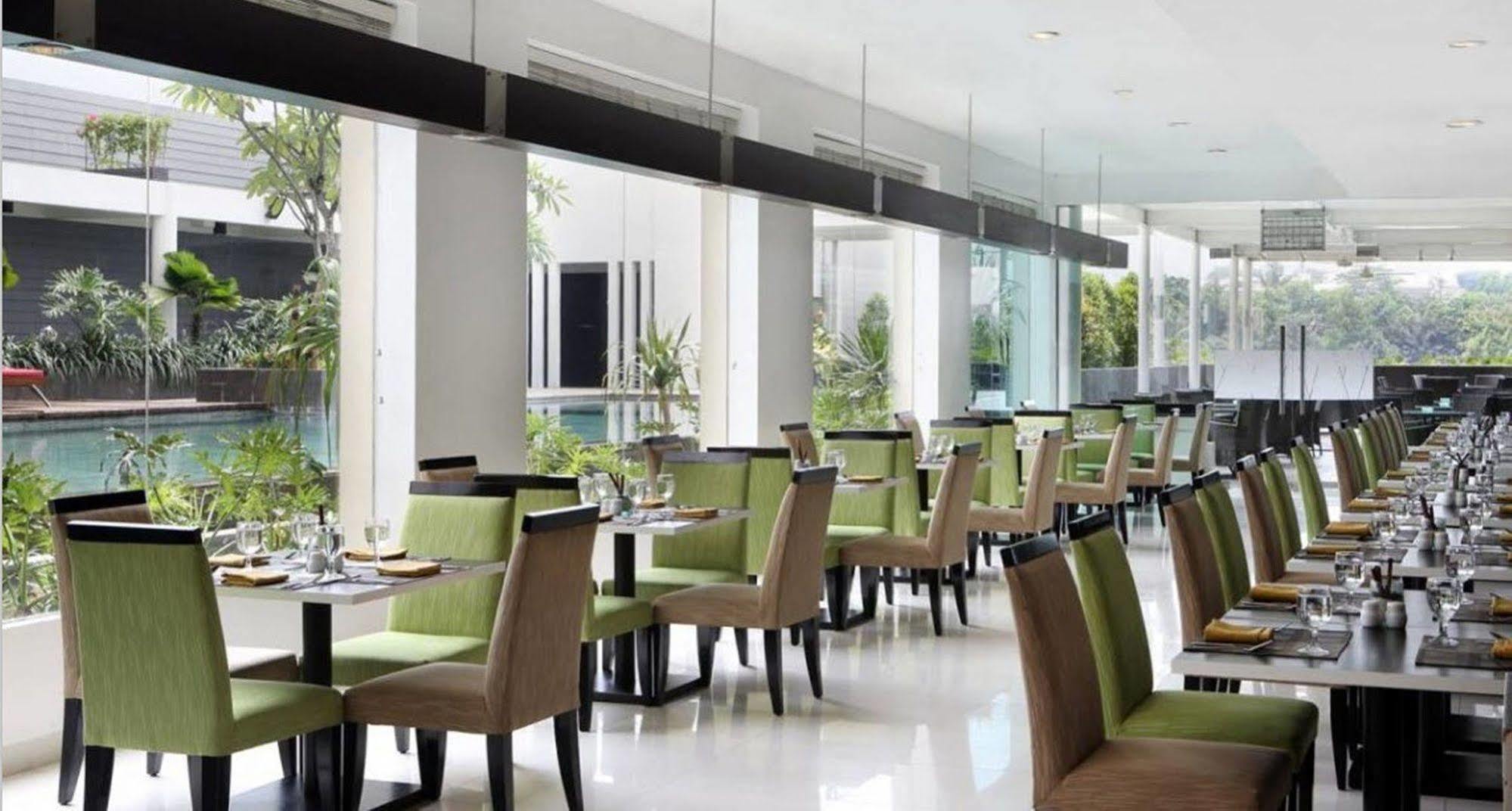 Hotel Santika Bogor Exteriör bild